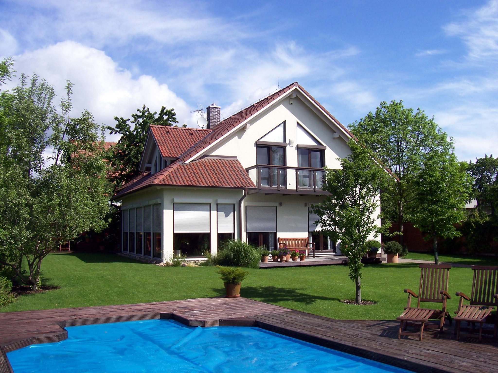 Családi ház Egerben redőnyös árnyékolással, gondozott kerttel és kültéri medencével