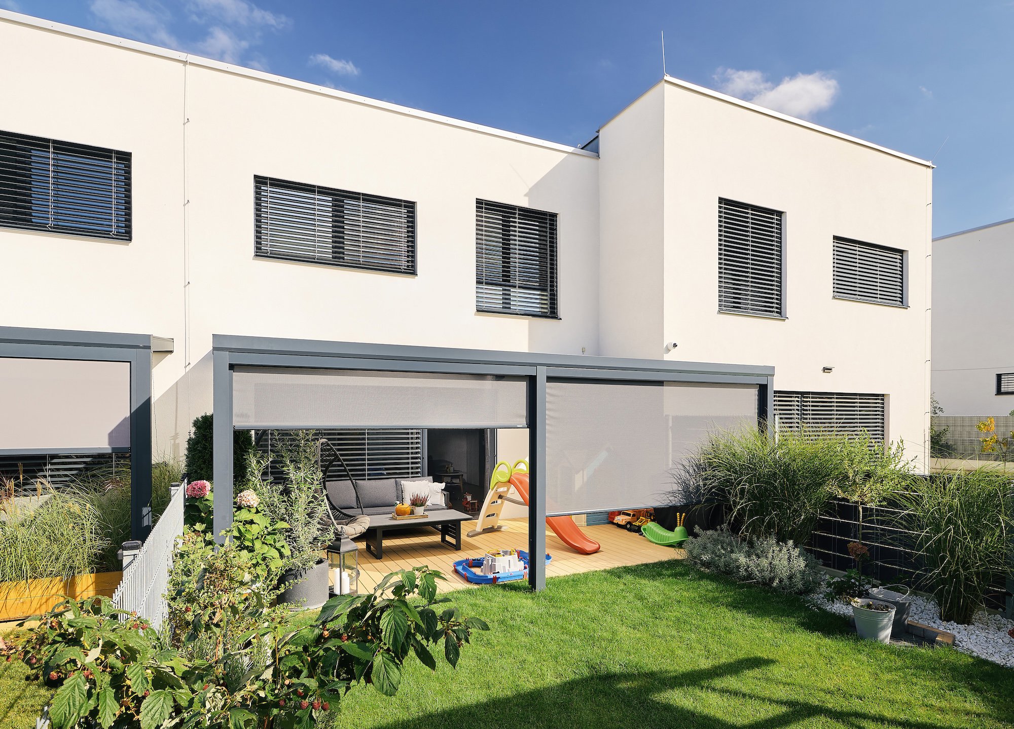 Modern egri társasház külső zsalúziás árnyékolással és motoros textilárnyékolóval felszerelt terasszal