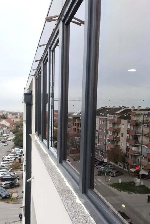 Ablakcsere referencia – régi fa ablak helyett korszerű műanyag ablak, pontos illesztéssel