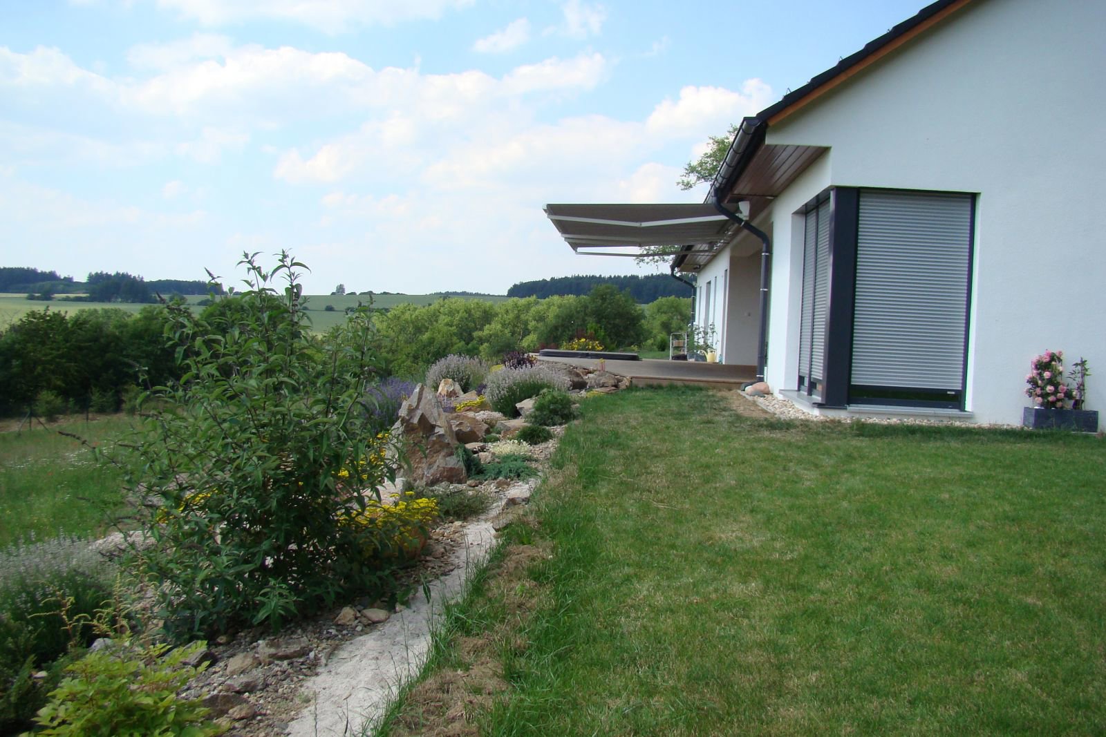 Redőny beépítése Eger egyik kertvárosi otthonánál – hatékony árnyékolás