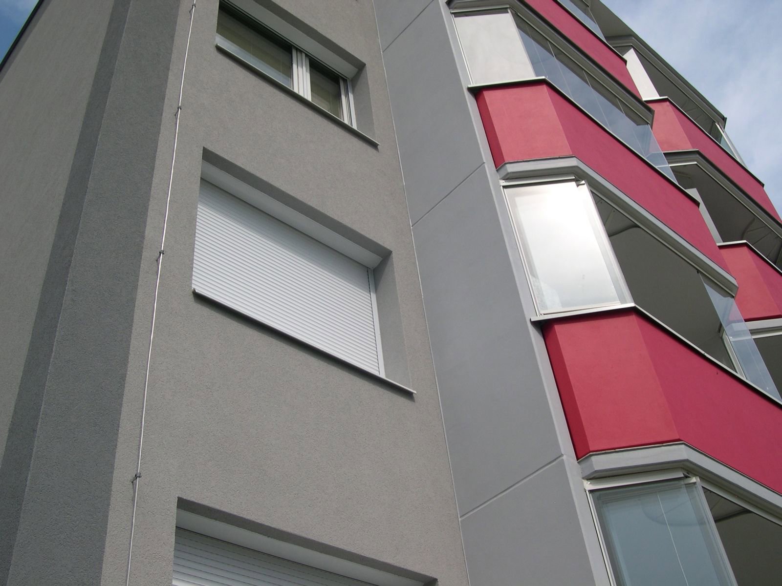 Árnyékolástechnikai megoldás Egerben – új redőny felszerelve kültéri ablakra