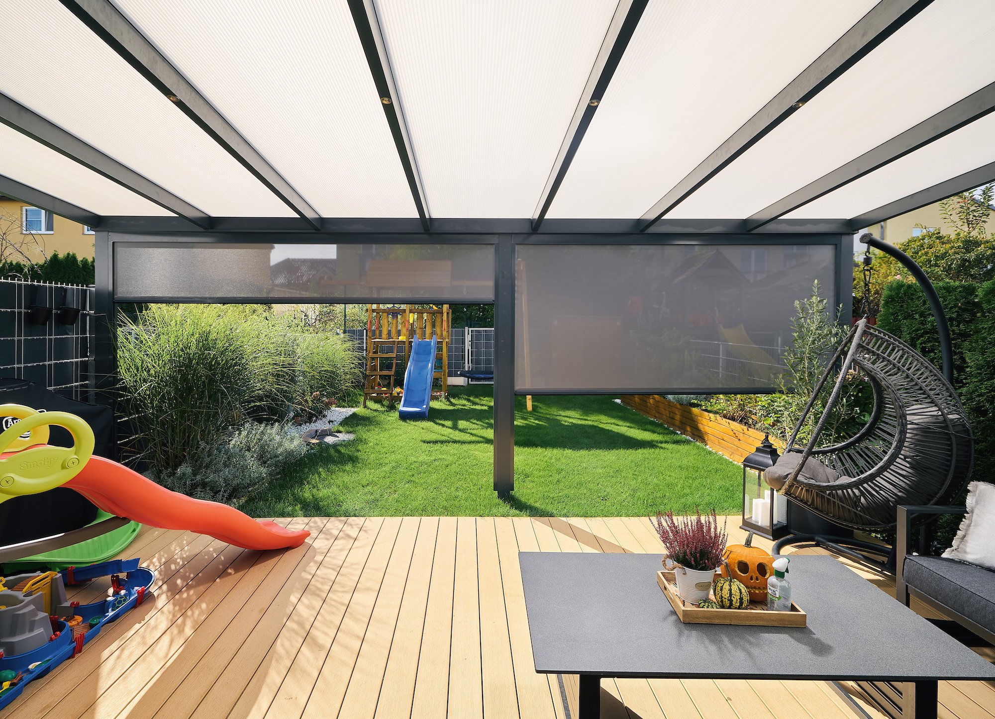 Egri ház árnyékolása – fehér redőny felszerelve új nyílászáróra