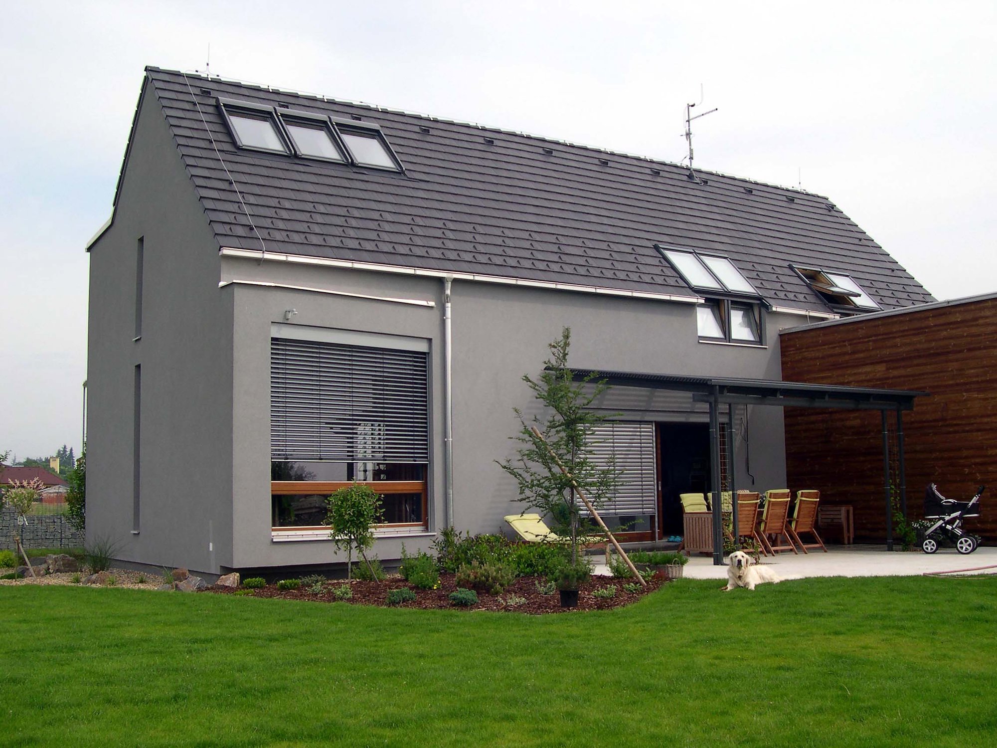 Árnyékolástechnikai megoldás Egerben – redőny felszerelése családi házra