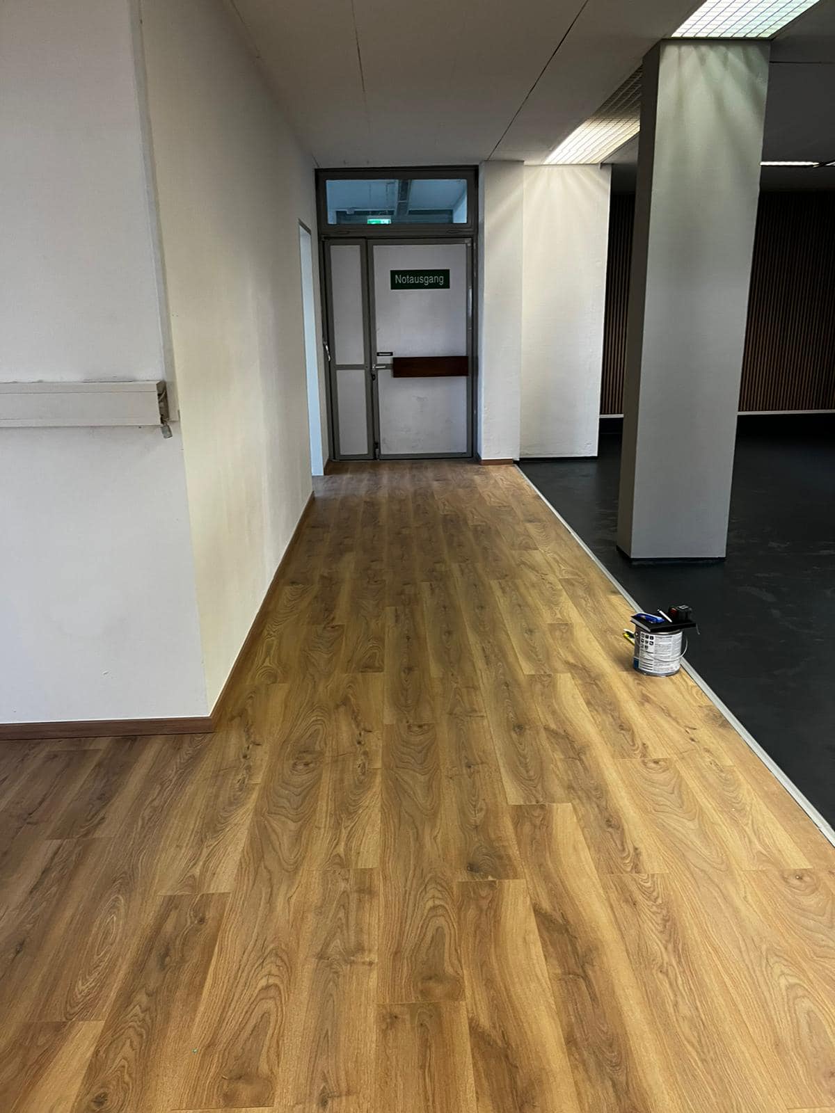 Teljes körű felújítás Eger egyik lakásában – előkészített falak festéshez