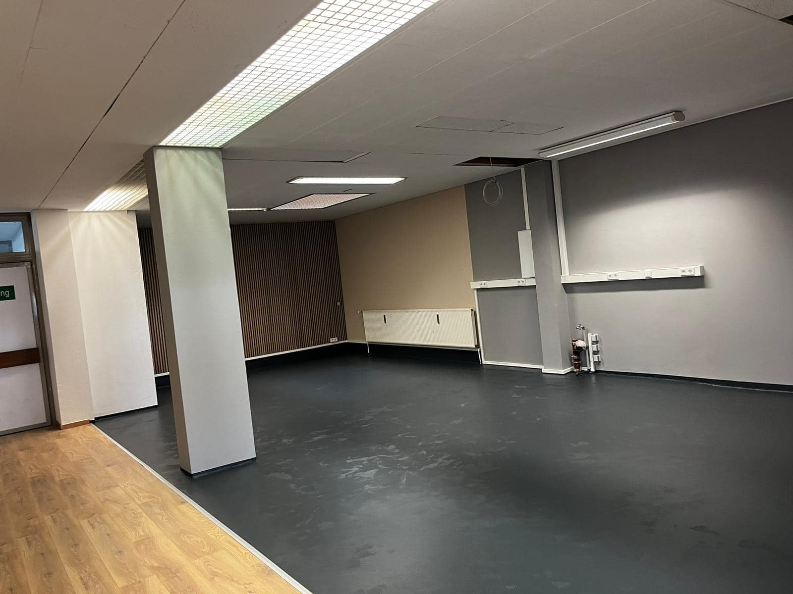 Belső tér felújítása Egerben – mennyezeti és fali javítások munka közben