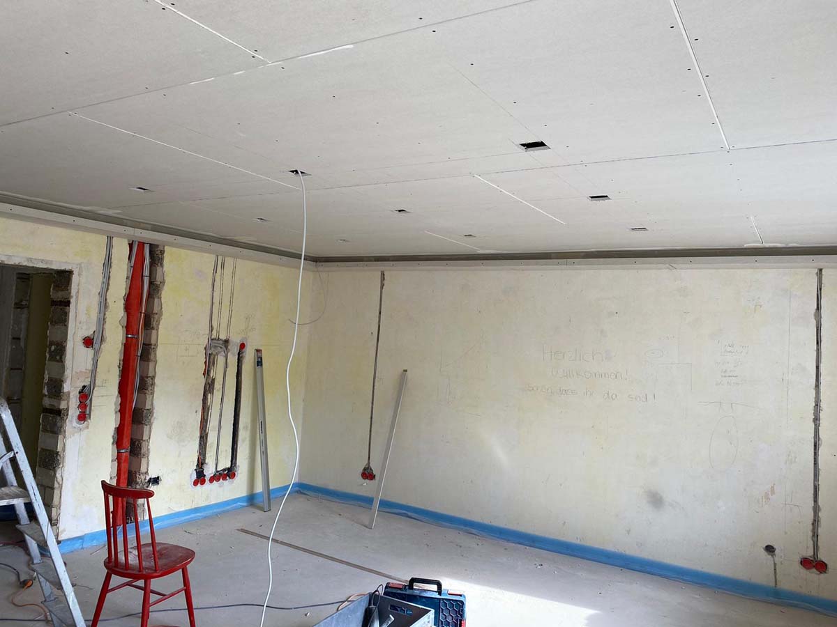 Mennyezeti vázszerkezet kialakítása fém profillal – lakásfelújítás Egerben