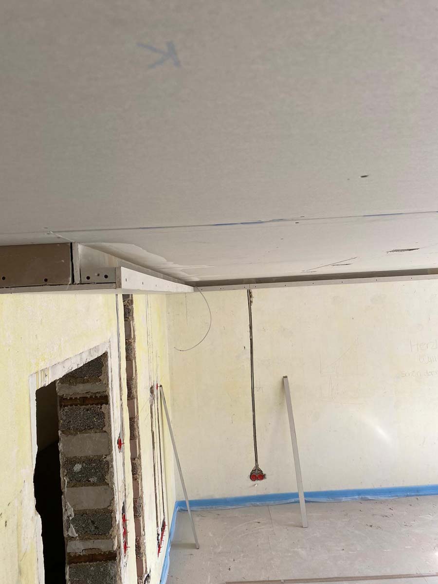 Álmennyezet váz kiépítése folyamatban – gipszkartonozás Egerben