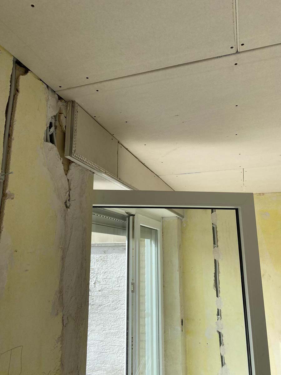 Gipszkarton panelek rögzítése mennyezetre – részletfotó Egerből