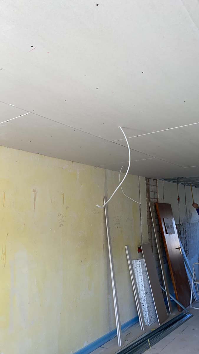 Álmennyezet beépítése Egerben – sima felület festés előtt