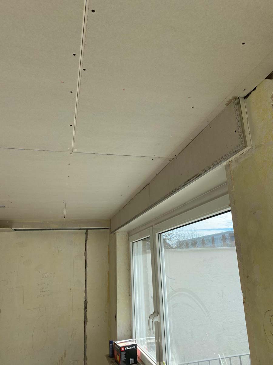 Glettelt gipszkarton mennyezet Eger egyik új lakásában – modern kivitelezés