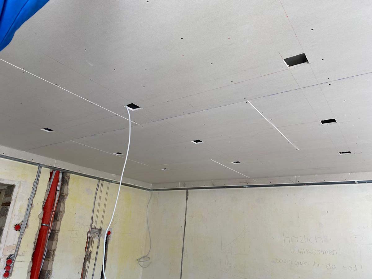 Teljes mennyezeti gipszkartonozás befejezve – egri lakásfelújítás