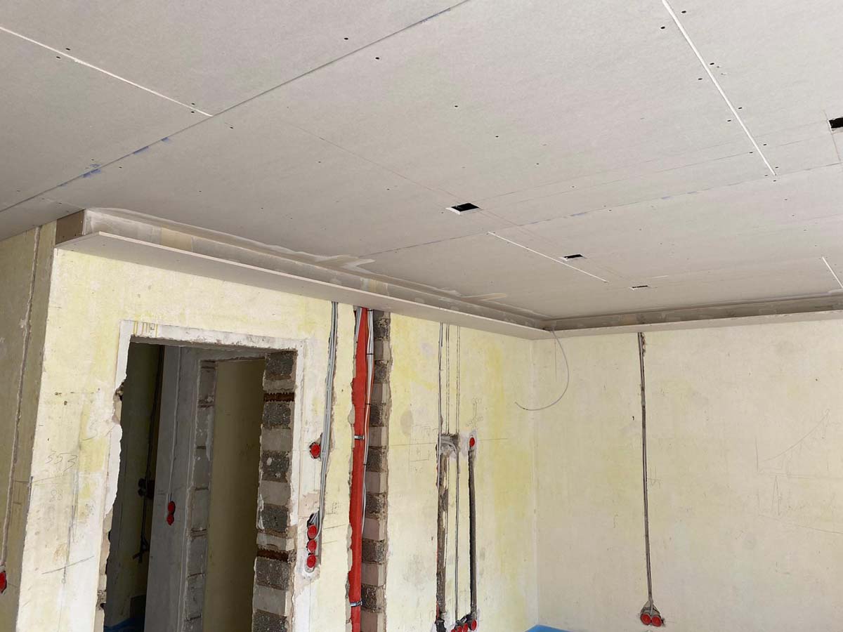 Gipszkarton mennyezet részletes nézete – minőségi kivitelezés Egerben