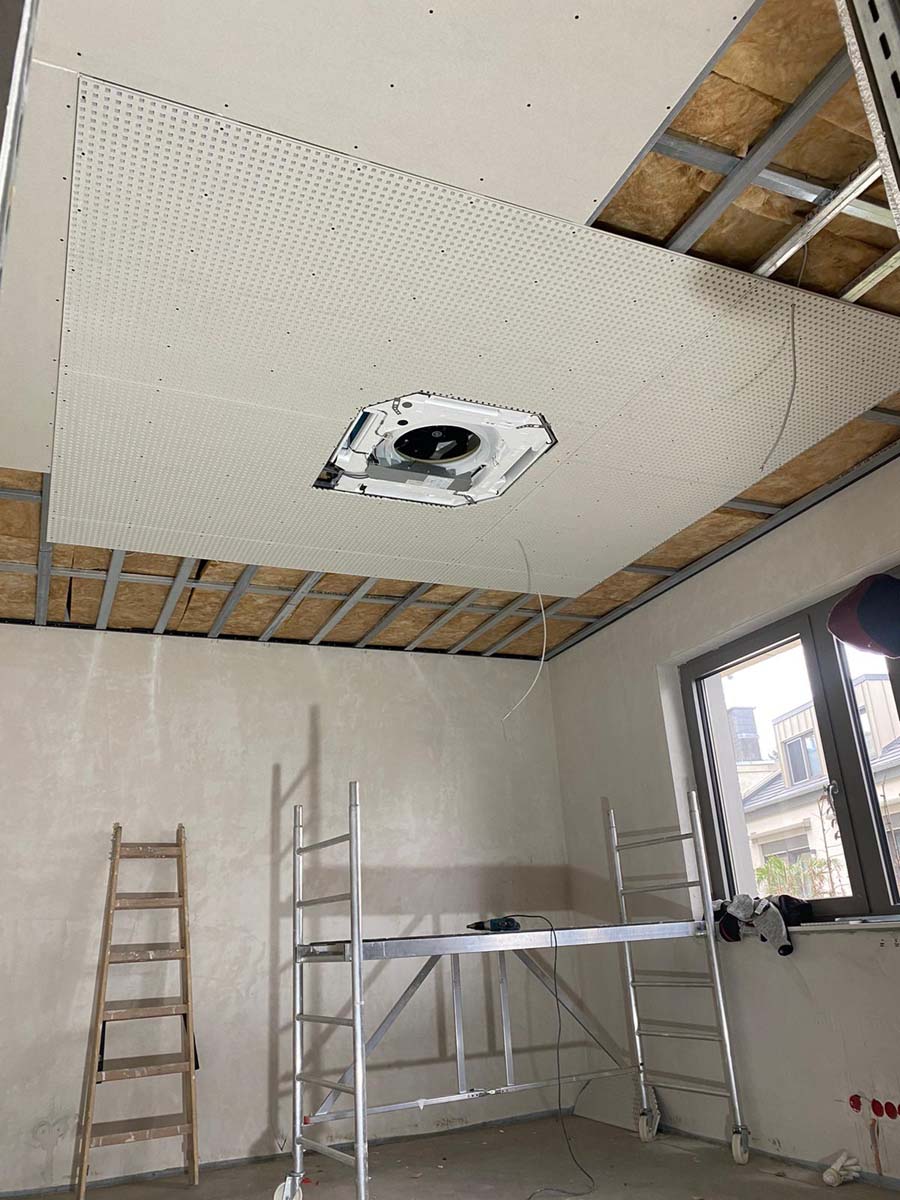 Esztétikus álmennyezet lakótérben – lakásfelújítás Egerben gipszkartonnal