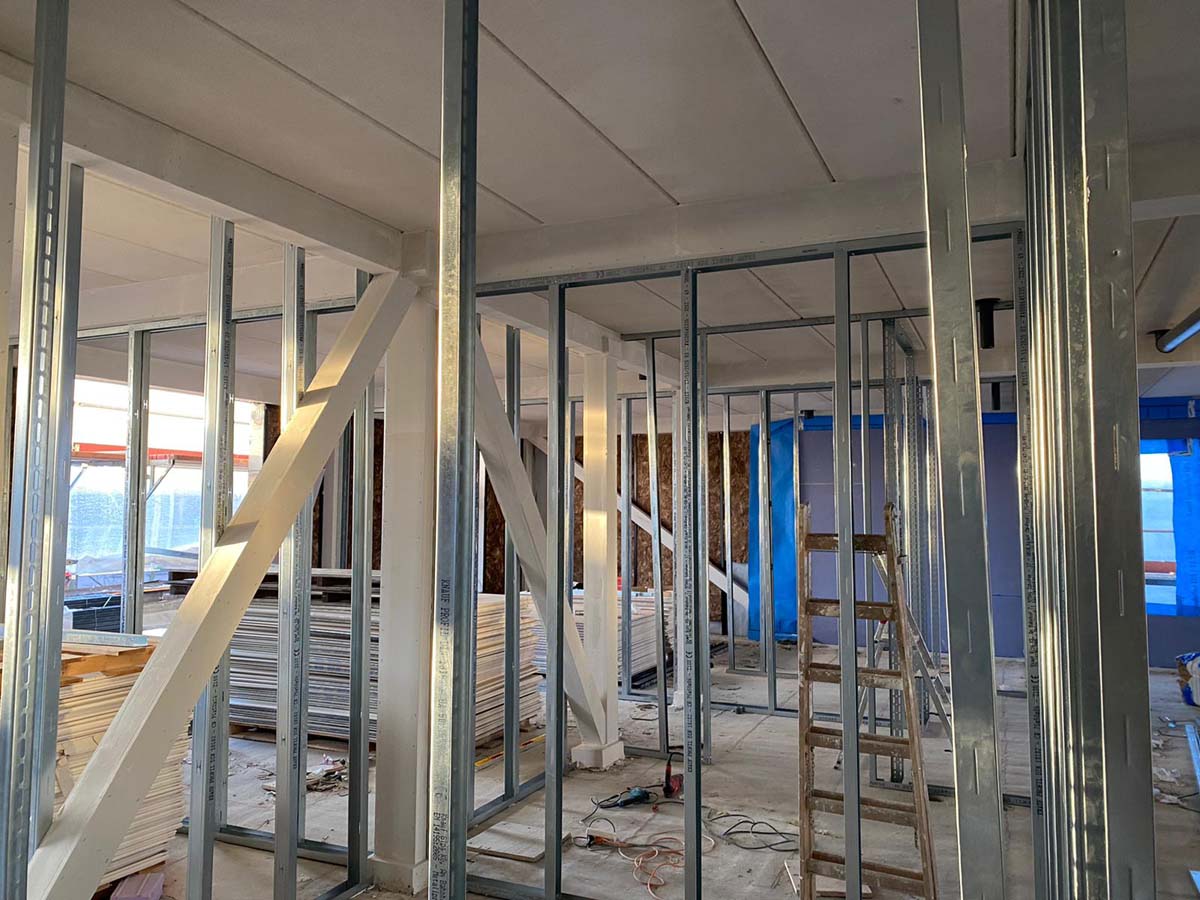 Gipszkarton fal építése válaszfalként Eger egyik társasházi lakásában