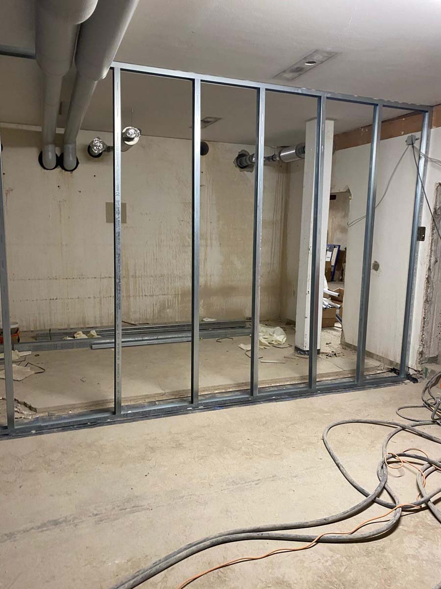 Egri lakásban folyó gipszkartonozás – fali szakasz készítése