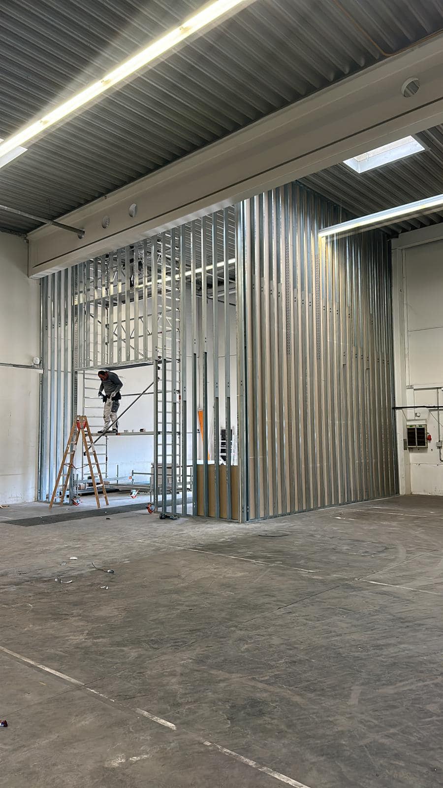 Lakásfelújítás utolsó lépései Egerben – kész gipszkarton mennyezet festés előtt