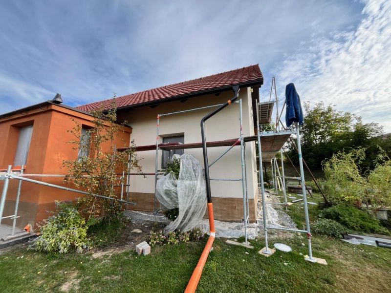 Hőszigetelés befejezése után – új színezett homlokzat Eger egyik otthonán