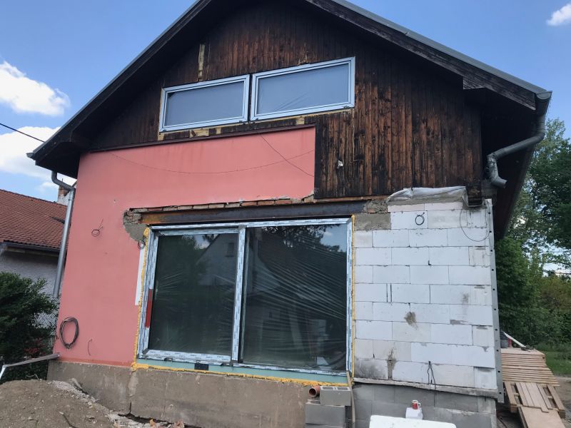 Egri hőszigetelési munkálatok – állványozott homlokzat munka közben